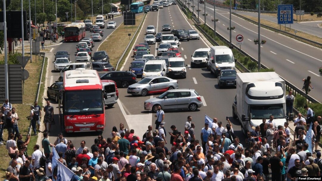 Radnici Fijata blokirali su autoput kod Sava centra u Beogradu zbog neuspelih pregovora sa Vladom i korporacijom Stelantis (Fonet)