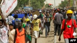 Les gens défilent lors d'une manifestation contre le régime militaire dans la région de Bashdar du district d'el-Diam à Khartoum, la capitale du Soudan, le 16 juin 2022.