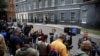 Medios esperan afuera del número 10 de Downing Street, donde se espera que el primer ministro británico, Boris Johnson, haga una declaración, en Londres, el 7 de julio de 2022.