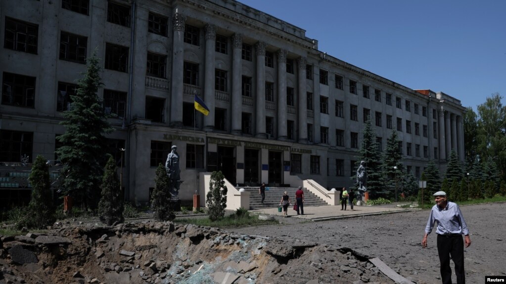 一名路人查看夜间遭到俄军炮击破坏的哈尔科夫州兽医学院。(2022年6月20日)(photo:VOA)