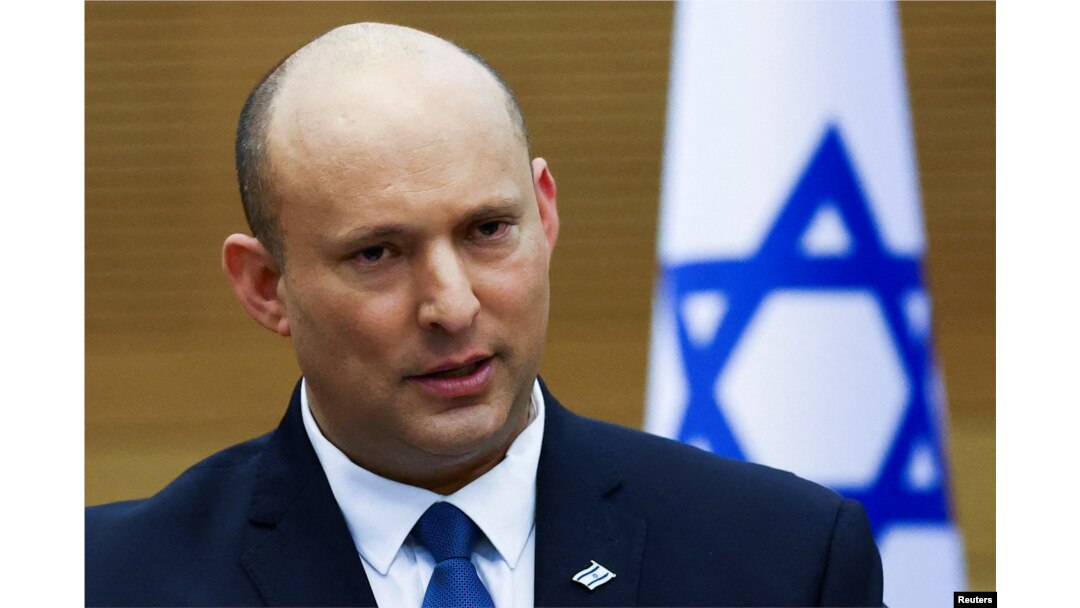 Perdana Menteri Israel Naftali Bennett memberikan pernyataan di Knesset, parlemen Israel di Yerusalem, 20 Juni 2022. (REUTERS/Ronen Zvulun)
