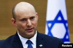 Perdana Menteri Israel Naftali Bennett memberikan pernyataan di Knesset, parlemen Israel di Yerusalem, 20 Juni 2022. (REUTERS/Ronen Zvulun)