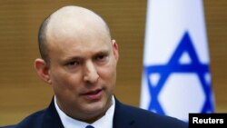 Perdana Menteri Israel Naftali Bennett berbicara di parlemen Israel, Knesset, di Yerusalem, pada 20 Juni 2022. (Foto: Reuters/Ronen Zvulun)