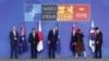在去年(2022年6月29日)北约马德里峰会期间，受邀出席的“亚太四国”领导人--澳大利亚总理阿尔巴内斯、日本首相岸田文雄、新西兰总理阿德恩以及韩国总统尹锡悦正准备同北约秘书长斯托尔滕贝格一起合影。