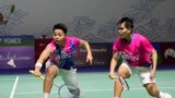 Pebulutangkis Indonesia Apriyani Rahayu (kiri) dan Siti Fadia Silva Ramadhanti saat bertanding melawan Lee So-hee dan Shin Seung-chan (Korsel) dalam perempat final ganda putri Indonesia Open di Stadion Istora Gelora Bung Karno, Jakarta, 17 Juni , 2022. (AP Photo/Dita Alangkara)