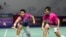 Pebulutangkis Indonesia Apriyani Rahayu (kiri) dan Siti Fadia Silva Ramadhanti saat bertanding melawan Lee So-hee dan Shin Seung-chan (Korsel) dalam perempat final ganda putri Indonesia Open di Stadion Istora Gelora Bung Karno, Jakarta, 17 Juni , 2022. (AP Photo/Dita Alangkara)