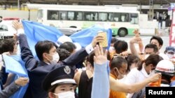 Situasi dari lokasi tempat mantan Perdana Menteri Jepang Shinzo Abe ditembak sesaat setelah ia tersungkur di Nara, Jepang, pada 8 Juli 2022. (Foto: Kyodo via Reuters)