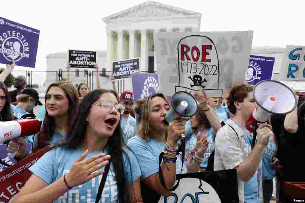 Los manifestantes contra el aborto celebran frente a la Corte Suprema de Estados Unidos el fallo en el caso sobre el aborto Dobbs vs Women&#39;s Health Organization, anulando la histórica decisión de aborto Roe vs Wade.&nbsp;