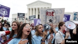 Manifestantes contra el aborto celebran fuera de la Corte Suprema de EEUU mientras la corte anuló la histórica decisión de aborto Roe v Wade en Washington, el 24 de junio de 2022. REUTERS/Evelyn Hockstein