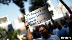 Un hombre protesta en los exteriores del hospital de niños J. M. de los Ríos por falta de medicamentos, en Caracas, Venezuela, 12 de marzo de 2020.