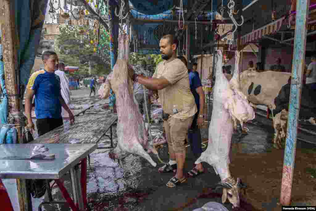 Days before Eid al-Adha, the UN said, &#39;The world is moving backwards on eliminating hunger and malnutrition,&#39; due to the COVID-19 pandemic, the war in Ukraine, and &#39;increasingly frequent extreme climate events.&#39; Cairo, July 9, 2022. (Hamada Elrasam/VOA)