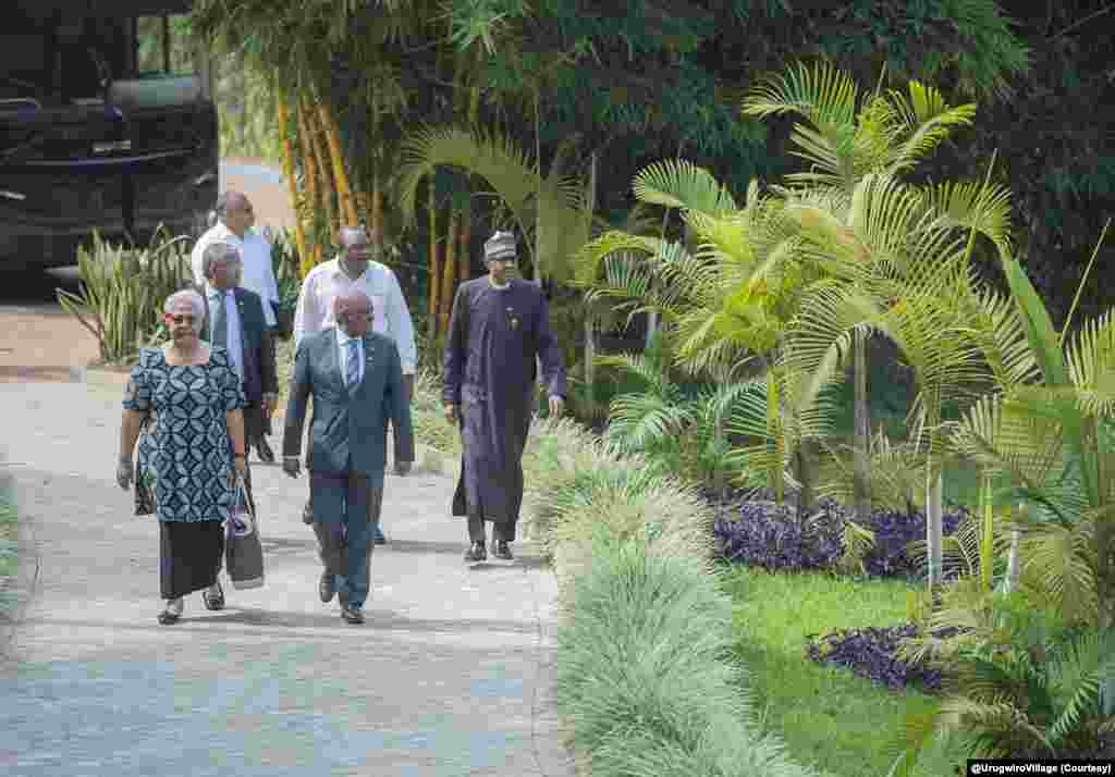 Bamwe mu bategetsi bitabiriye CHOGM bagana ahabeereye umwiherero wabo