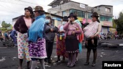 Indígenas bloquean calles mientras protestan contra las políticas económicas y ambientales del presidente Guillermo Lasso y en apoyo del líder indígena Leonidas Iza y otros manifestantes detenidos, en las afueras de Quito, Ecuador, 15 de junio de 2022. REUTERS/Johanna Alarcon