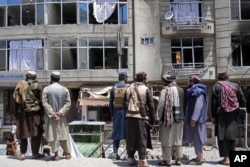 Taliban berkumpul di lokasi ledakan di depan kuil Sikh di Kabul, Afghanistan (Foto: AP/Ebrahim Noroozi)