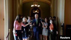 Senatori republikan nga Teksasi, John Cornyn duke folur me gazetarët në Senat mbi projekt-ligjin dypartiak kundër dhunës me armë-21 qershor 2022.
