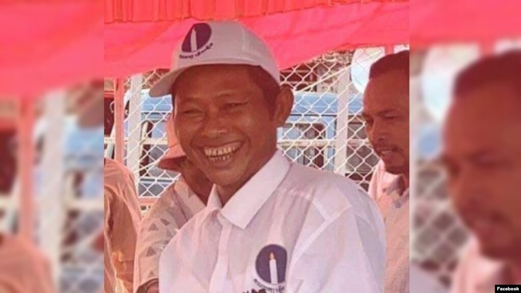 លោក ញឹម សារ៉ុម បេក្ខជន​មេឃុំ​ជាប់ឆ្នោត​ នៅ​ឃុំ​ចំណាលើ ស្រុក​ស្ទោង ខេត្តកំពង់ធំ​មក​ពី​គណបក្ស​ភ្លើងទៀន នៅ​ក្នុង​រូបថត​ផ្សាយ​តាម​ហ្វេសប៊ុក​របស់​គណបក្ស​ភ្លើងទៀន​កាល​ពី​ថ្ងៃ​ទិ​២១ ខែ​មិថុនា ឆ្នាំ​២០២២។ (ហ្វេសប៊ុក/គណបក្ស​ភ្លើងទៀន)