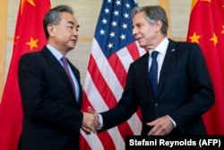 Menteri Luar Negeri AS Antony Blinken (kanan) berjabat tangan dengan Menteri Luar Negeri China Wang Yi dalam pertemuan di Nusa Dua di Bali pada 9 Juli 2022. (Foto: AFP/Stefani Reynolds)