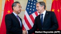 El secreario de Estado de EEUU, Antony Blinken, a la derecha, estrecha la mano del ministro de Relaciones Exteriores de China, Wang Yi, durante un encuentro entre ambos en Bali, Indonesia, el 9 de julio de 2022.