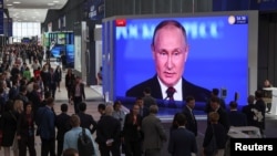Фото: російський президент Путін виголошує промову на Міжнародному еокномічному форумі в Санкт-Петербурзі, 17 червня 2022 року. REUTERS/Антон Ваганов