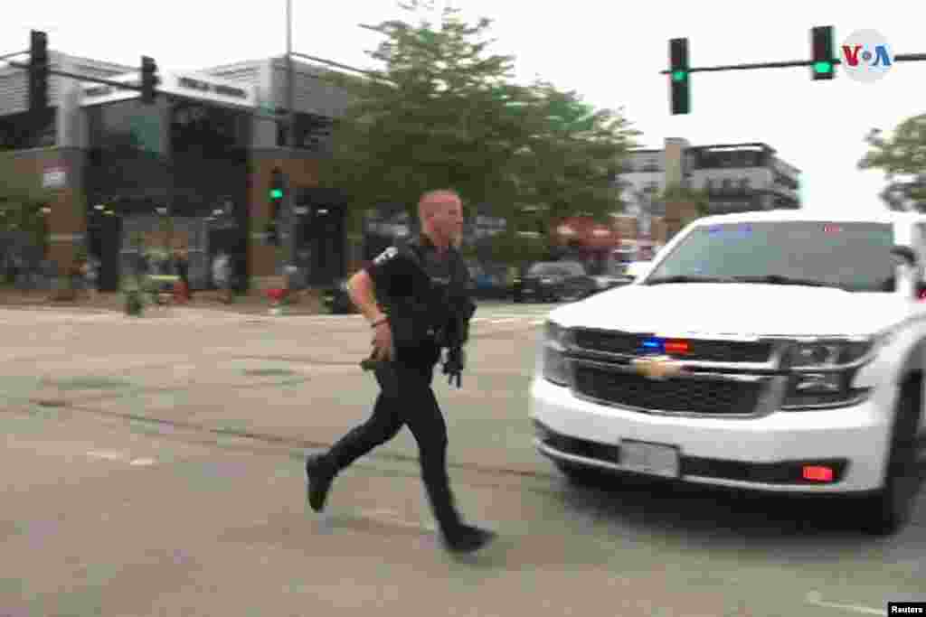 Un agente de policía corre en el lugar del tiroteo durante la caravana del 4 de Julio en Highland Park, Estados Unidos.&nbsp;