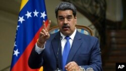 El presidente venezolano Nicolás Maduro habla en una conferencia de prensa conjunta con su homólogo iraní Ebrahim Raisi el sábado 11 de junio de 2022, en el Palacio Saadabad de Teherán, Irán. 