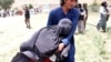 زلزلے سے متاثرہ ایک افغان خاتون کو امداد پر مامور ہیلی کاپٹر میں بٹھانے کی کوشش کی جا رہی ہے (رائٹرز)