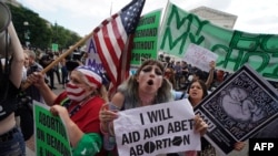 Manifestantes a favor del derecho a decidir y en contra del aborto se reúnen frente a la Corte Suprema de EEUU, en Washington, D.C., el 24 de junio de 2022.