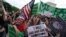 Manifestantes a favor del derecho a decidir y en contra del aborto se reúnen frente a la Corte Suprema de EEUU, en Washington, D.C., el 24 de junio de 2022.