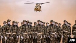 Un hélicoptère militaire CH-47 Chinook de l'armée de l'air royale marocaine décolle lors du deuxième exercice militaire annuel "African Lion" dans la région de Tan-Tan, dans le sud-ouest du Maroc, le 30 juin 2022.