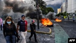 Fogatas bloquean calles y avenidas en Quito, Ecuador, durante protestas indígenas contra el gobierno ecuatoriano el 23 de junio de 2022.