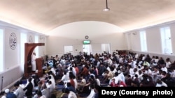 Ratusan jemaah duduk dan mendengarkan khotbah di Masjid IMAAM Center, Silver Spring, Maryland pada Sabtu (9/7). Courtesy: Desy