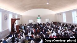 Ratusan jemaah duduk dan mendengarkan khotbah di Masjid IMAAM Center, Silver Spring, Maryland pada Sabtu, 9 Juli 2022.
(Foto: Desiyani)