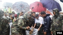 Members of Bangladesh's armed forces work to create a temporary embankment to protect a power station in Sylhet district so that floodwater cannot enter into it. (Md Serajul Islam/VOA) Photos credit: Md Serajul Islam