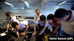 Delapan mahasiswa jurusan teknik energi di perguruan tinggi di Sulaymaniyah Irak utara telah menciptakan kendaraan tenaga surya sebagai bagian dari proyek kelulusan akhir mereka dalam sebuah foto ilustrasi. (Foto: AP/Vahid Salemi)