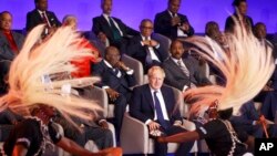 Umkhokheli wakwele Bhilithani, uMnu. Boris Johnson, lenkokheli yamazwe atshiyeneyo babukela umgido wabadabuka eKigali kwele Rwanda ngesikhathi kuqhutshwa umhlangano weCommonwealth Heads of Government Meeting.