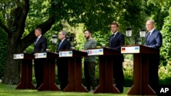 From left, Romanian President Klaus Iohannis, Prime Minister of Italy Mario Draghi, Ukraine President Volodymyr Zelenskyy, France's President Emmanuel Macron and German Chancellor Olaf Scholz attend a conference at the Mariyinsky palace in Kyiv, Ukraine, 