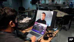 Seorang staf Rappler dalam pertemuan virtual dengan jurnalis Filipina dan pemenang Hadiah Nobel Perdamaian Maria Ressa, di kantor mereka di kota Pasig, Filipina, Rabu, 29 Juni 2022. (AP/Aaron Favila)