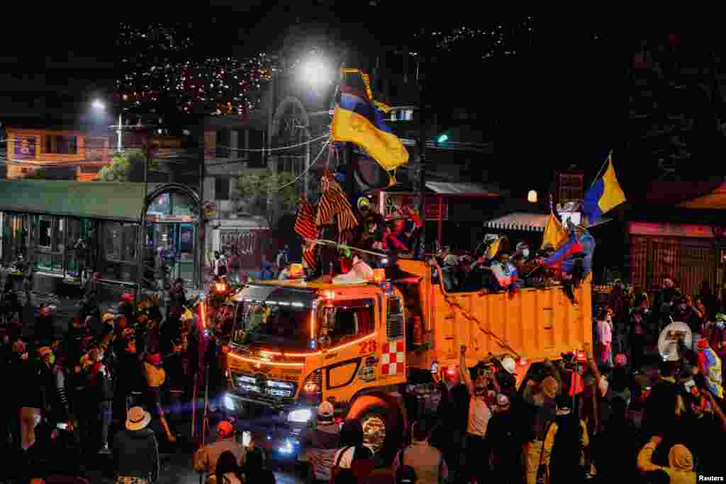 Los manifestantes aplauden y levantan banderas como parte de las protestas por mejoras económicas y sociales al presidente Guillermo Lasso.&nbsp;