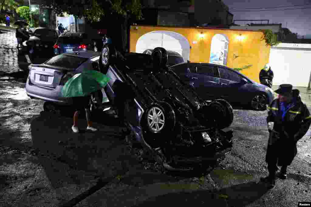 En El Salvador las autoridades confirmaron una muerte por las lluvias torrenciales. El presidente Nayib Bukele dijo en Twitter que el lunes se suspendían las clases en todo el país.