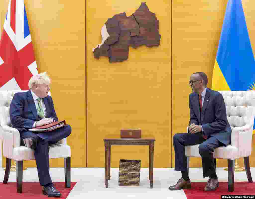 Prezida w&#39;u Rwanda Paul Kagame yararonse akanya ko kuganira n&#39;umushikiranganji wa mbere w&#39;Ubwongereza Boris Johnson, bagaruka ku migambi itandukanye iri hagati y&#39;ivyo bihugu irimwo ukwimurira mu Rwanda abimukira bageze&nbsp; ku butaka bw&#39;Ubwongereza bidaciye mu mategeko n&#39;iyindo migambi y&#39;ubutunzi. &nbsp;