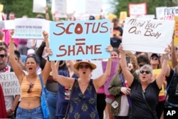 Aksi aktivis hak aborsi di Gedung Negara Bagian Indiana menyusul keputusan Mahkamah Agung untuk membatalkan Roe v. Wade, 25 Juni 2022 di Indianapolis, Indiana. (Foto: AP)