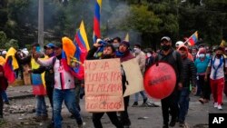 Un manifestante sostiene un cartel durante las protestas contra las políticas económicas del presidente Guillermo Lasso en el centro de Quito, Ecuador, el viernes 24 de junio de 2022.