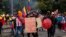 Un manifestante sostiene un cartel durante las protestas contra las políticas económicas del presidente Guillermo Lasso en el centro de Quito, Ecuador, el viernes 24 de junio de 2022.