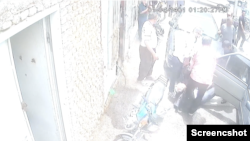 نحوه بازداشت پدر حسین رونقی و کشیدن او بر روی زمین- تصویر برگرفته از ویدئو دوربین مداربسته.