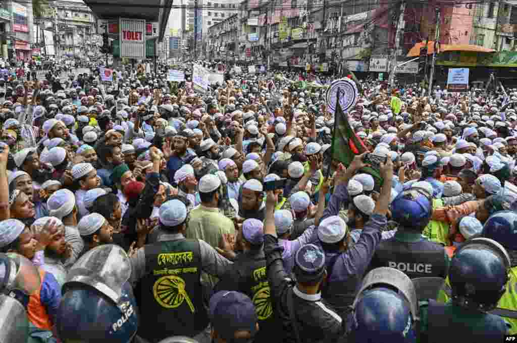 Police try to stop activists and supporters as they march towards the Indian embassy in Dhaka, to protest remarks on the Prophet Mohammed by one of India&#39;s ruling party officials.