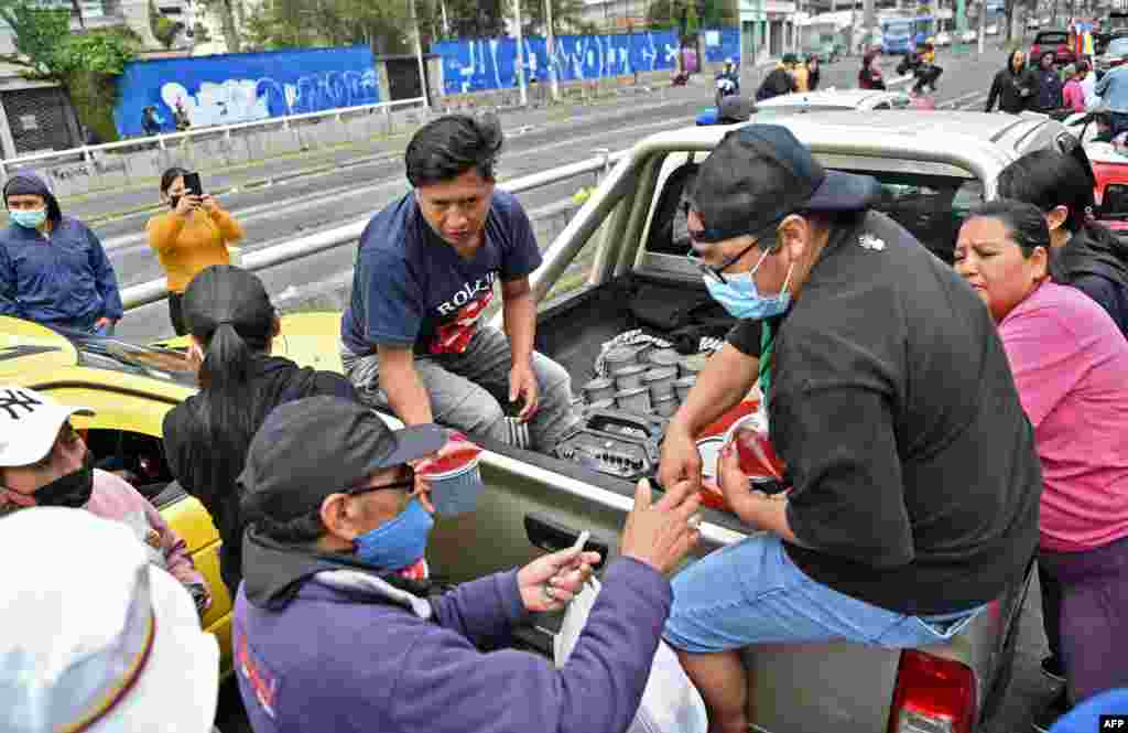 Voluntarios entregan comida a indígenas afuera de la Casa de la Cultura de Quito.&nbsp;