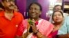 Kandidat presiden India dari Partai Bharatiya Janata Draupadi Murmu (tengah) menyapa pendukungnya di wilayah Raigangpur, Odisha, India, pada 22 Juni 2022. (Foto: AP)