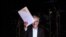 El presidente de la Comisión de la Verdad de Colombia, Francisco de Roux, entrega el informe final sobre el conflicto armado de décadas en Colombia en el teatro Jorge Eliécer Gaitán de Bogotá, el 28 de junio de 2022.