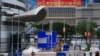 Penghalang air dipasang di luar Pusat Konvensi dan Pameran Hong Kong, menjelang peringatan 25 tahun penyerahan Hong Kong ke China dari Inggris, di Hong Kong, 29 Juni 2022. (REUTERS/Lam Yik)
