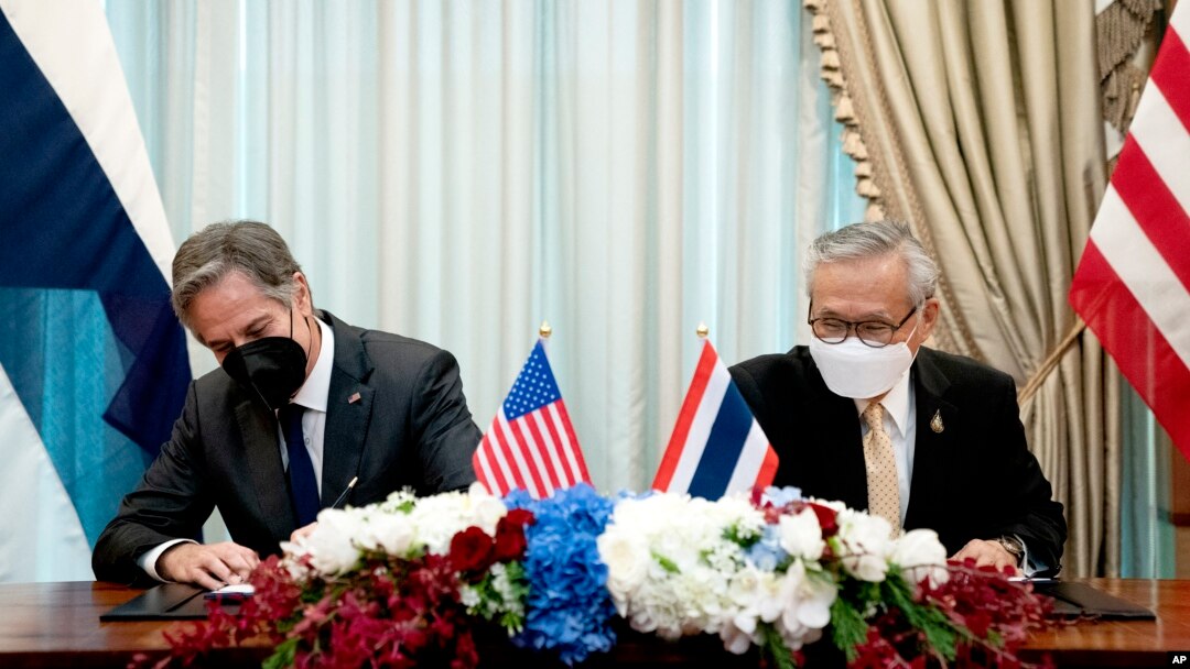 Menteri Luar Negeri Amerika Antony Blinken (kiri) dan Menlu Thailand Don Pramudwinai menandatangani nota kesepahaman kerjasama bilateral dalam lawatan Blinken di Bangkok, Minggu 10 Juli 2022.